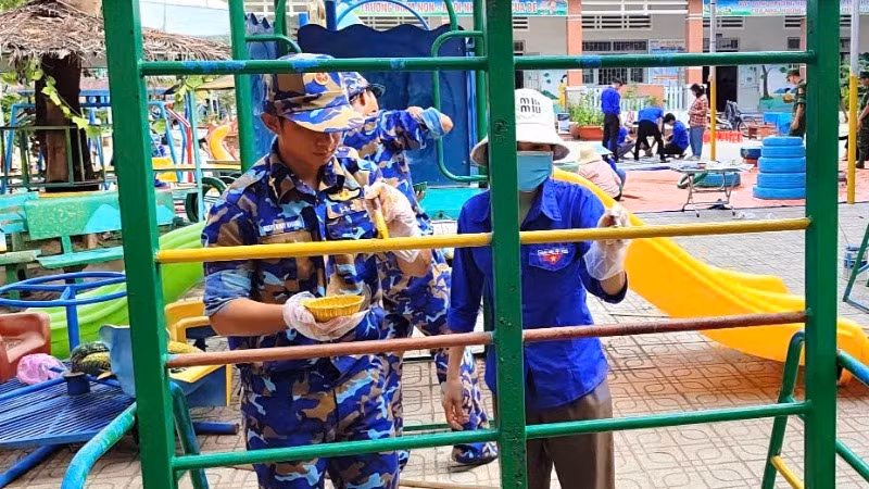 Cùng đoàn viên thanh niên địa phương giúp sửa sang, làm đẹp trường mẫu giáo.