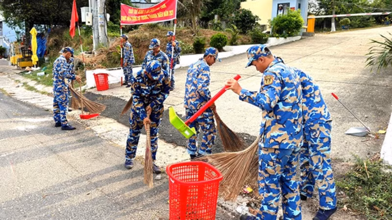 Dọn vệ sinh, làm đẹp đường phố nơi đóng quân.