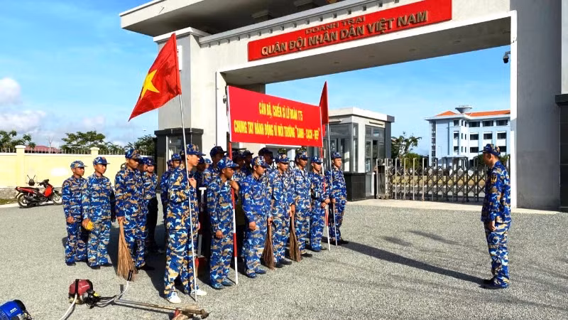 Lễ ra quân thu dọn vệ sinh môi trường của cán bộ chiến sĩ Lữ đoàn 175 đóng tại huyện Năm Căn, tỉnh Cà Mau.