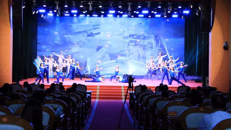 Tiết mục văn nghệ chào mừng lễ trao giải.