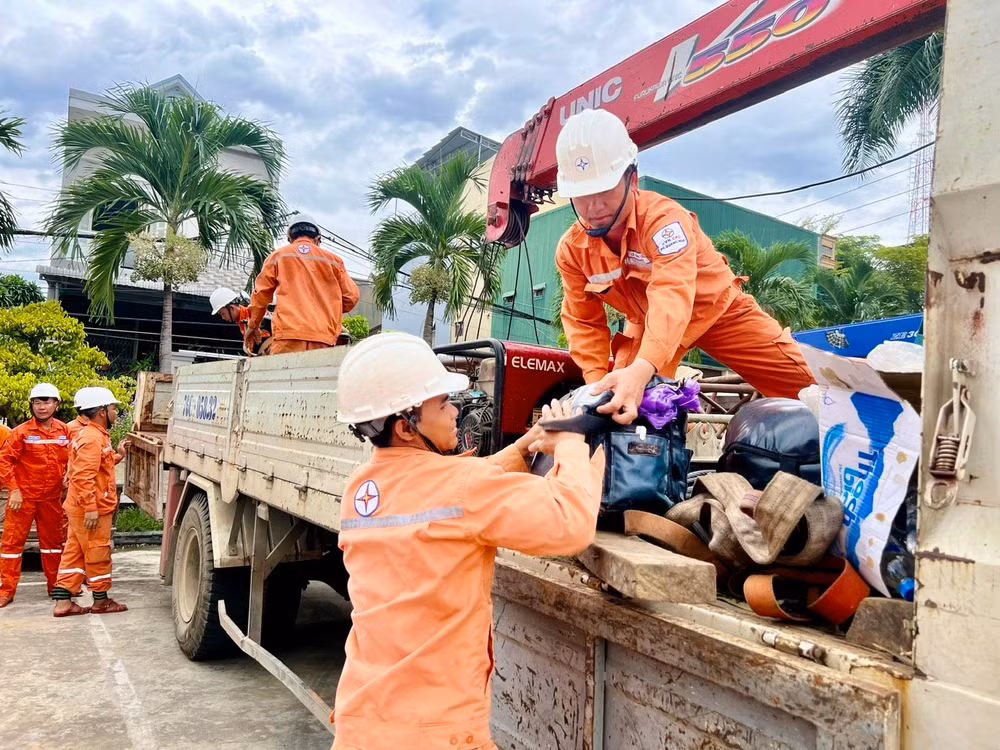 Phương tiện thi công được chuyển lên xe trước giờ xuất phát.