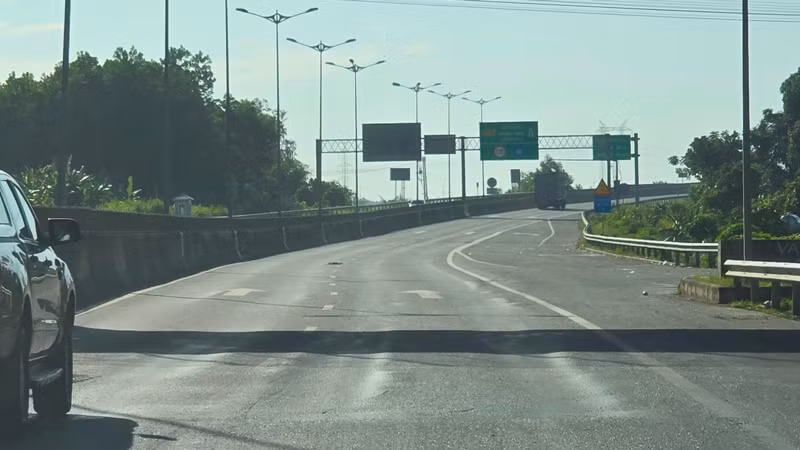 Hằn lún vệt bánh xe tại sống trâu nguy hiểm ngay lối vào cao tốc từ phía bắc.