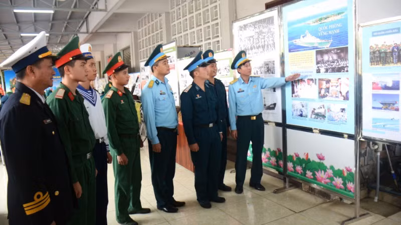 Đại biểu tham quan triển lãm Đại biểu tham quan triển lãm