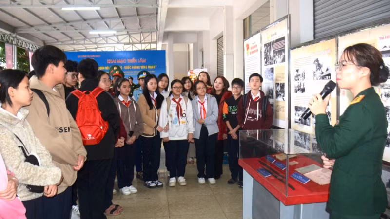 Các em học sinh, sinh viên chăm chú nghe giới thiệu truyền thống anh hùng của Quân đội, của lực lượng vũ trang Quân khu 5. Các em học sinh, sinh viên chăm chú nghe giới thiệu truyền thống anh hùng của Quân đội, của lực lượng vũ trang Quân khu 5.