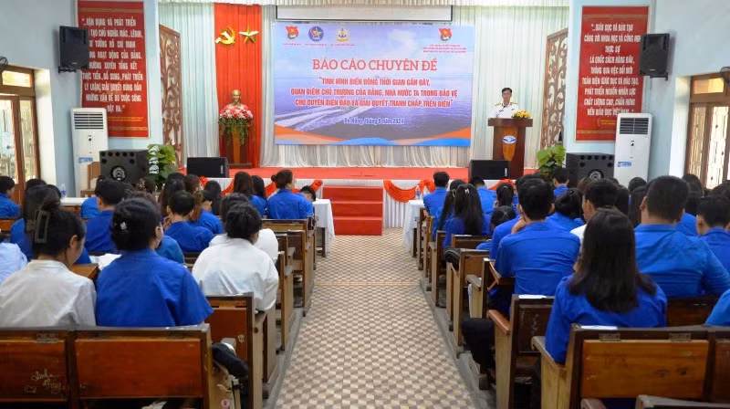 Quang cảnh buổi khai mạc Triển lãm ảnh và tuyên truyền biển đảo tại Trường cao đẳng Thương mại Đà Nẵng.