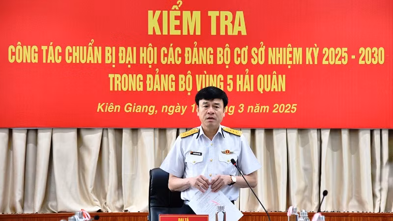 Đại tá Nguyễn Công Thắng Phó Chủ nhiệm Chính trị Hải quân phát biểu kết luận buổi kiểm tra.