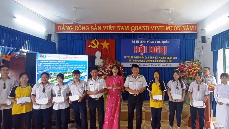 Trao học bổng cho học sinh nghèo, học giỏi của Trường THPT Chu Văn An, tỉnh Ninh Thuận.