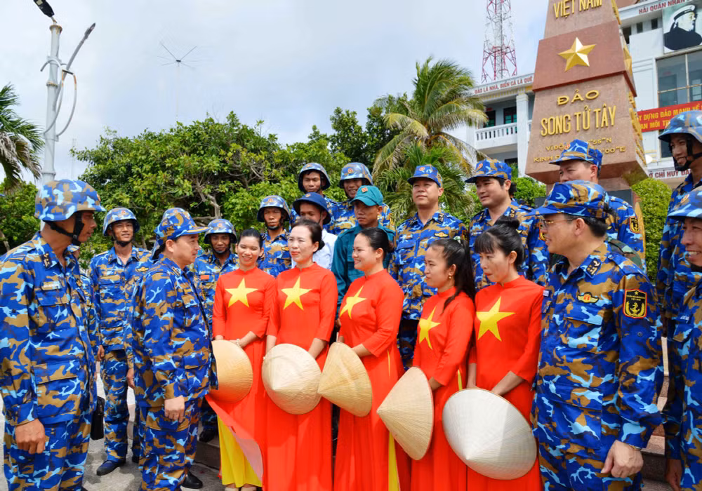 Tư lệnh Hải quân và Đoàn công tác thăm hỏi, động viên quân dân đảo Song Tử Tây.