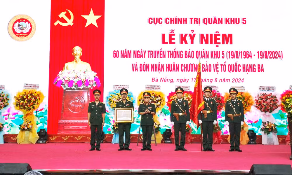 Thừa ủy quyền của Chủ tịch nước, trung tướng Thái Đại Ngọc trao Huân chương Bảo vệ Tổ quốc hạng Ba cho Báo Quân khu 5.