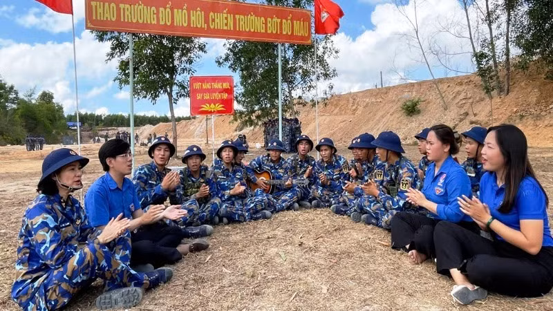 Chiến sỹ trẻ và đoàn viên thanh niên địa phương sinh hoạt tập thể sau giờ huấn luyện trên thao trường. Chiến sỹ trẻ và đoàn viên thanh niên địa phương sinh hoạt tập thể sau giờ huấn luyện trên thao trường.