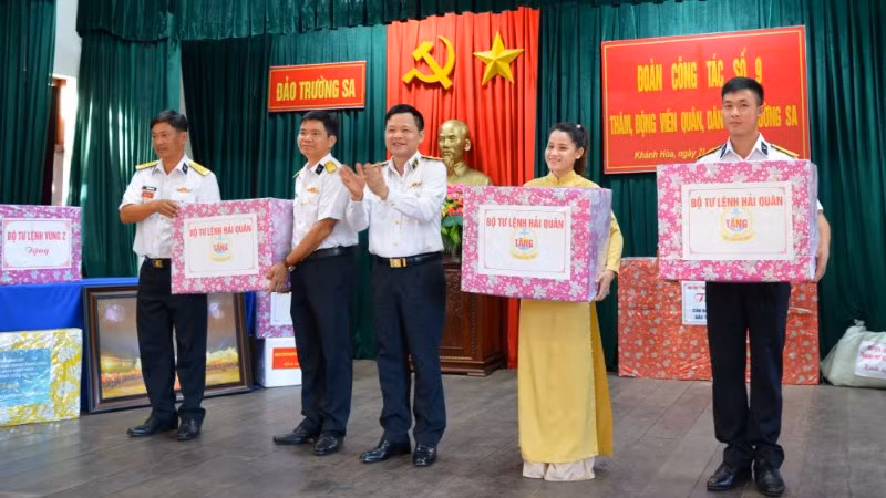 Trung tướng Nguyễn Văn Bổng tặng quà Tết cho quân dân huyện đảo Trường Sa.