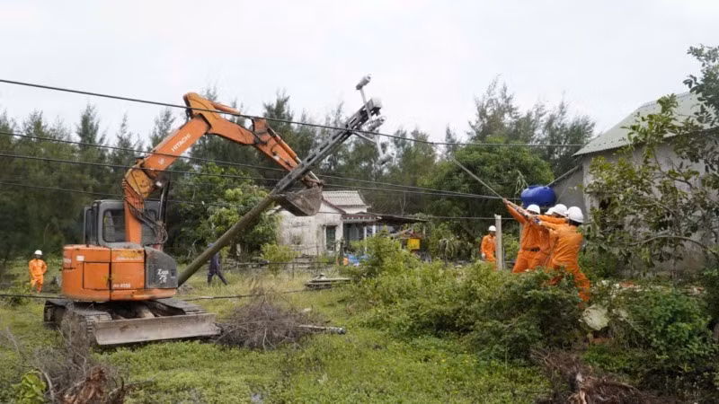 Dựng lại cột điện bị ngã do bão ở huyện Phú Lộc, Thừa Thiên Huế.