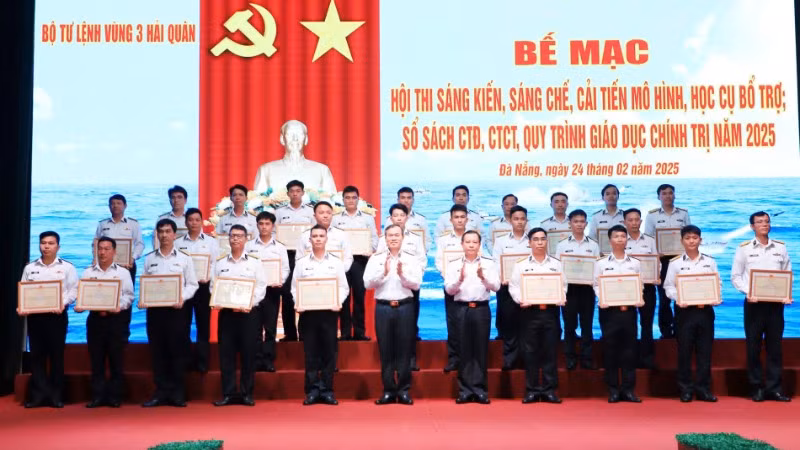 Trao giải thưởng cho các tập thể và cá nhân xuất sắc.