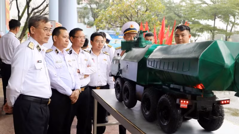 Đại biểu tham quan mô hình học cụ xe chở tên lửa chiến đấu.