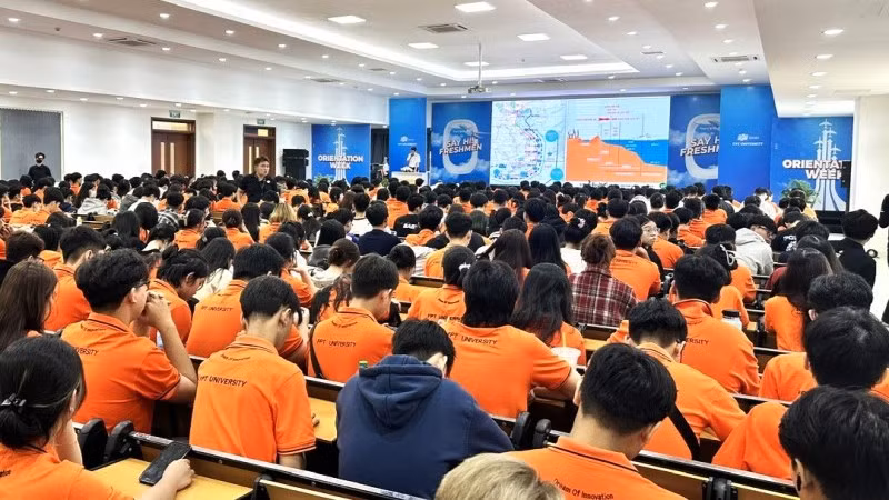 Hàng trăm sinh viên Đại học FPT Cần Thơ tham gia tìm hiểu về biển đảo.