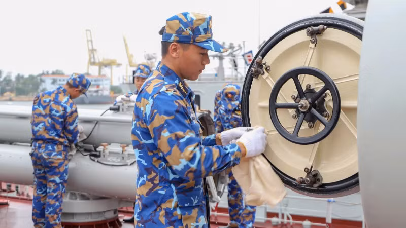 Bảo quản vũ khí trang bị kỹ thuật trên tàu để luôn trong trạng thái sẵn sàng chiến đấu ở Vùng 3 Hải quân.