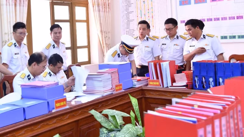 Kiểm tra văn kiện, sổ sách công tác Đảng, công tác chính trị tại Lữ đoàn 125, Vùng 2 Hải quân. Kiểm tra văn kiện, sổ sách công tác Đảng, công tác chính trị tại Lữ đoàn 125, Vùng 2 Hải quân.