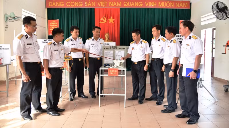 Mô hình huấn luyện về hệ thống khởi động máy chính của tàu chiến đấu. Mô hình huấn luyện về hệ thống khởi động máy chính của tàu chiến đấu.