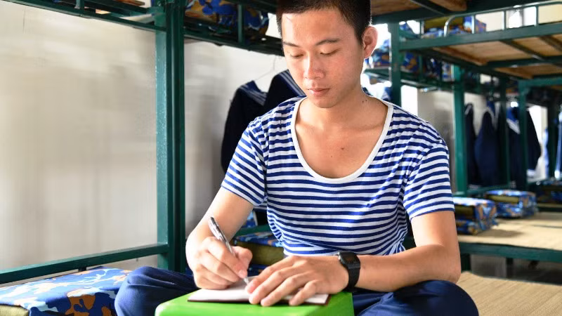 Nắn nót trang nhật ký đầu tiên của người lính trẻ. Nắn nót trang nhật ký đầu tiên của người lính trẻ.