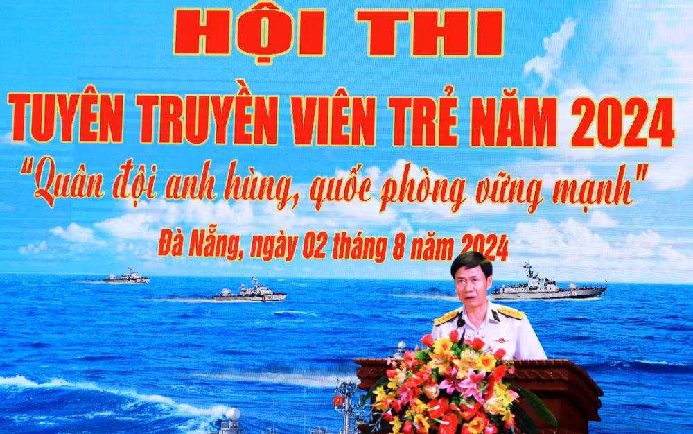 Đại tá Phạm Đình Thành, Phó Chính ủy Vùng 3 Hải quân phát biểu tại Hội thi.