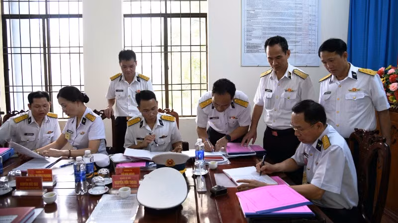 Kiểm tra sổ sách hoạt động công tác Đảng, công tác chính trị tại Lữ đoàn 127. Kiểm tra sổ sách hoạt động công tác Đảng, công tác chính trị tại Lữ đoàn 127.