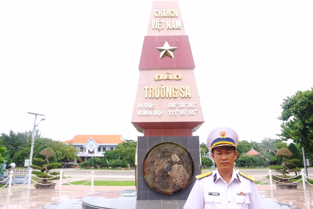 Thượng tá Trần Quang Phú, Chỉ huy trưởng đảo Trường Sa, Lữ đoàn 146, Vùng 4 Hải quân. Thượng tá Trần Quang Phú, Chỉ huy trưởng đảo Trường Sa, Lữ đoàn 146, Vùng 4 Hải quân.