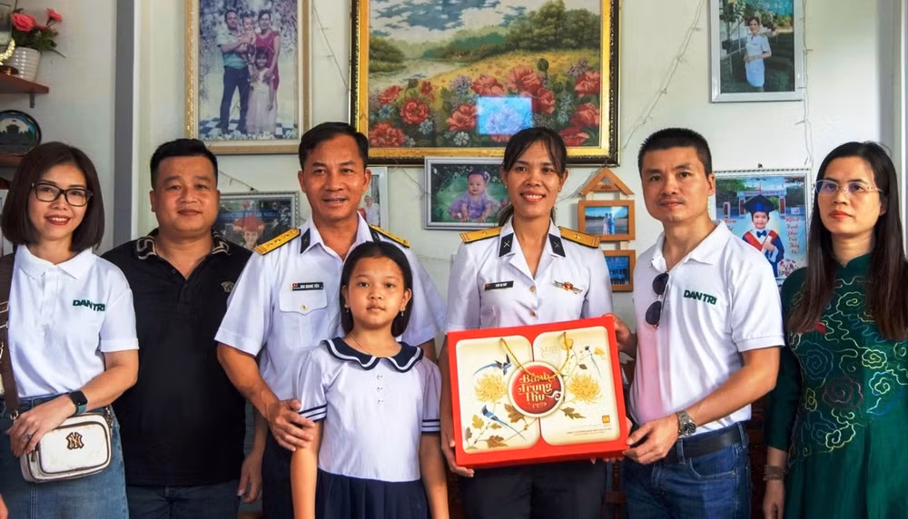 Tặng quà Trung thu cho gia đình Thiếu tá Trần Thị Thủy, con gái của liệt sĩ Trần Văn Phương hy sinh trong sự kiện Gạc Ma năm 1988.