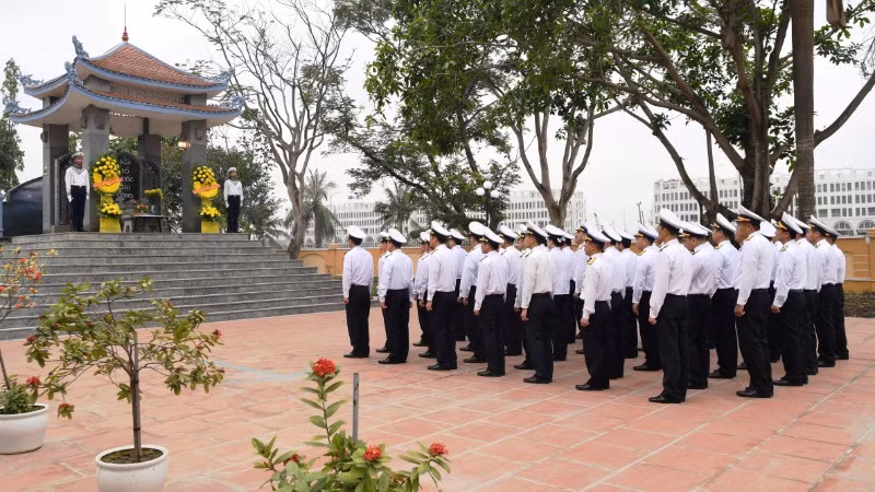 Các đại biểu dâng hương tưởng niệm các anh hùng, liệt sĩ.