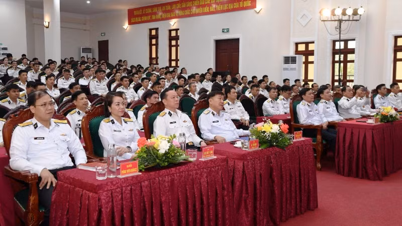Quang cảnh buổi gặp mặt và tuyên dương quân nhân chuyên nghiệp tiêu biểu xuất sắc Vùng 1 Hải quân.