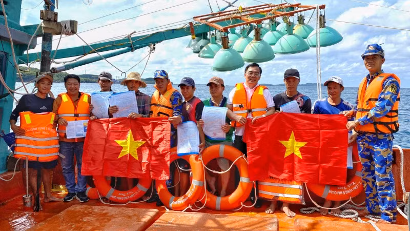 Đoàn công tác của Bộ Tư lệnh Vùng 5 Hải quân tuyên truyền, phổ biến kiến thức pháp luật, tặng cờ Tổ quốc và phao cứu sinh cho ngư dân trên vùng biển tây nam. Đoàn công tác của Bộ Tư lệnh Vùng 5 Hải quân tuyên truyền, phổ biến kiến thức pháp luật, tặng cờ Tổ quốc và phao cứu sinh cho ngư dân trên vùng biển tây nam.