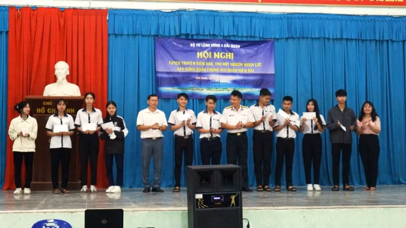 Trao học bổng cho học sinh trường THPT Tháp Chàm.
