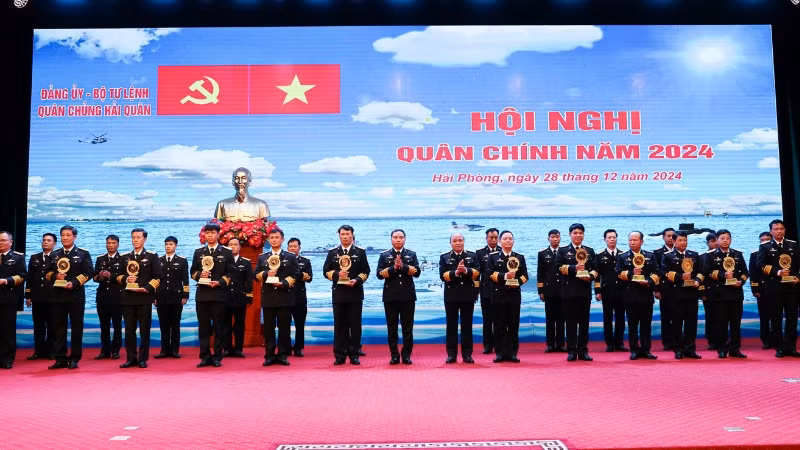 Trao danh hiệu xuất sắc tiêu biểu cho các tập thể và cá nhân.