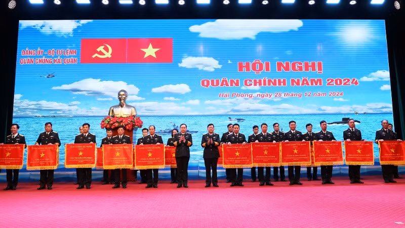 Trao cờ thi đua xuất sắc của Quân chủng Hải quân cho các đơn vị.