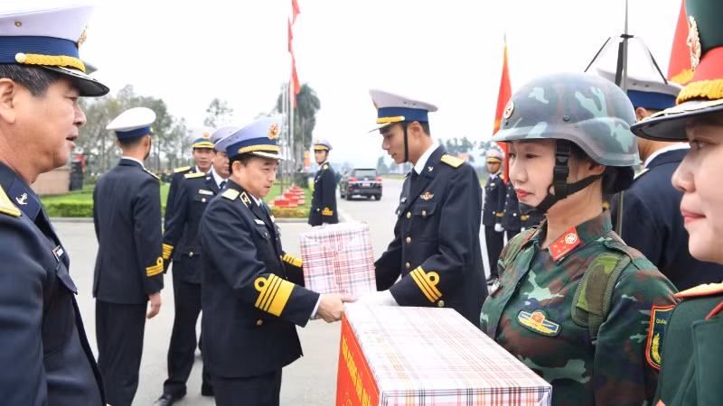 Tư lệnh Hải quân tặng quà các khối Hải quân tham gia hợp luyện.