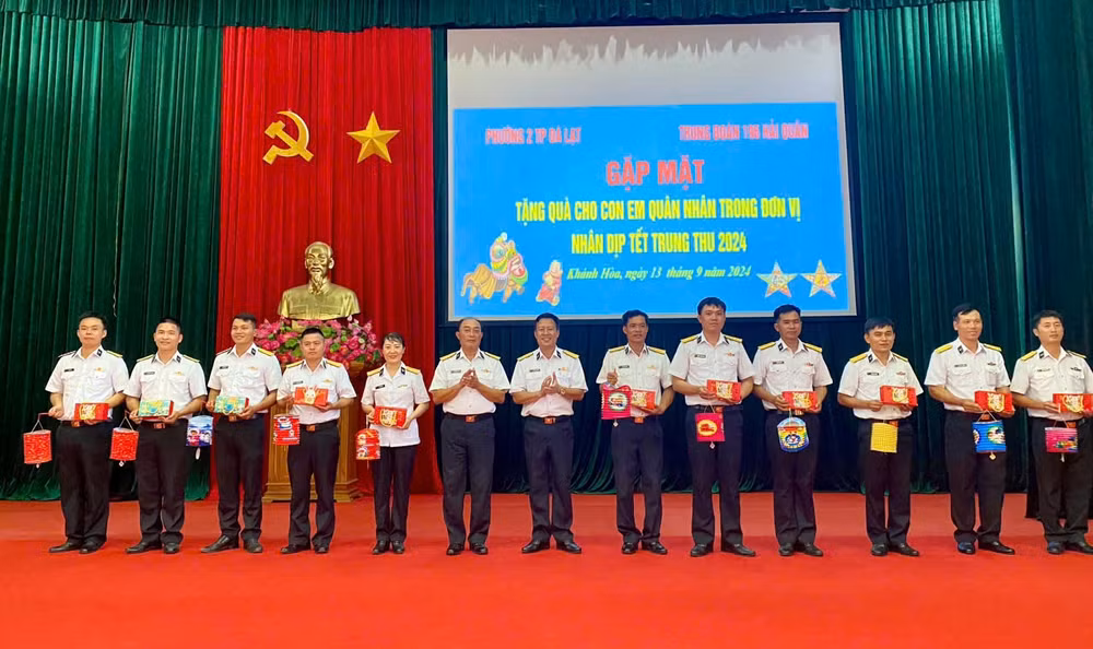 Thủ trưởng Trung đoàn tặng quà cho đại diện các cơ quan, đơn vị.
