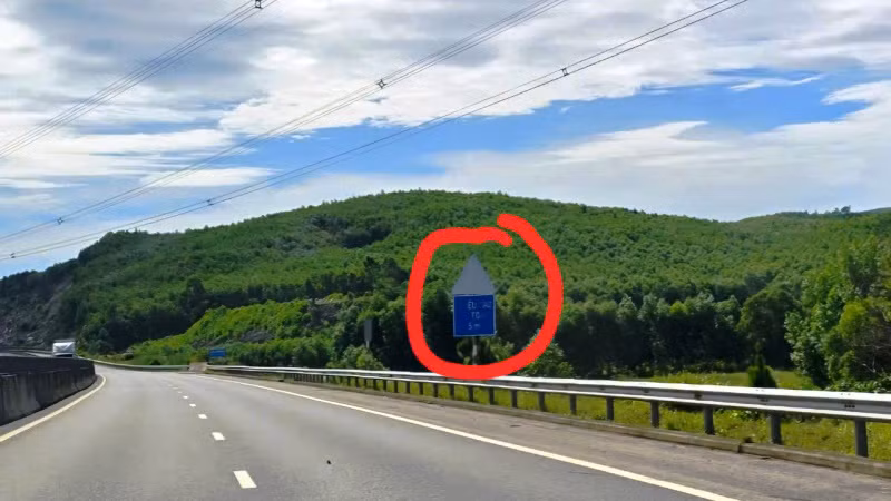 Biển báo nguy hiểm và khoảng cách chiều cao an toàn đến đường dây cao thể 500Kv.