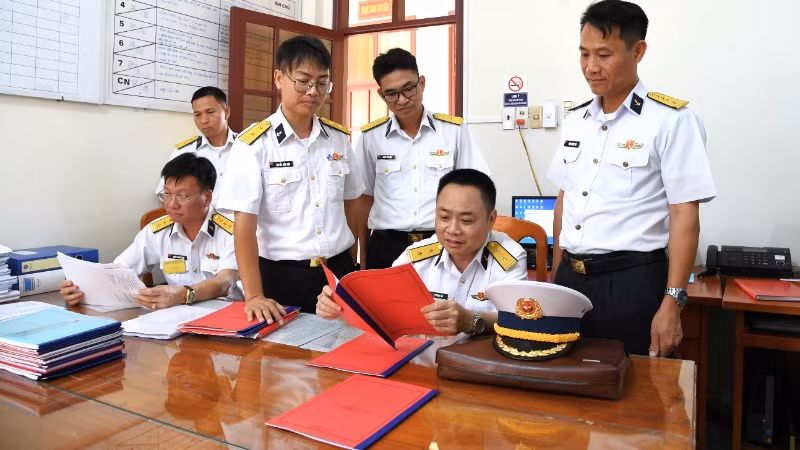Kiểm tra hồ sơ thiết bị máy móc, trang thiết bị huấn luyện chiến đấu.