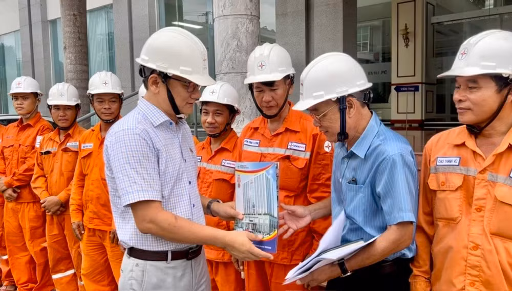 Lãnh đạo Điện lực Quảng Ngãi tặng quà đội xung kích trước giờ xuất phát.