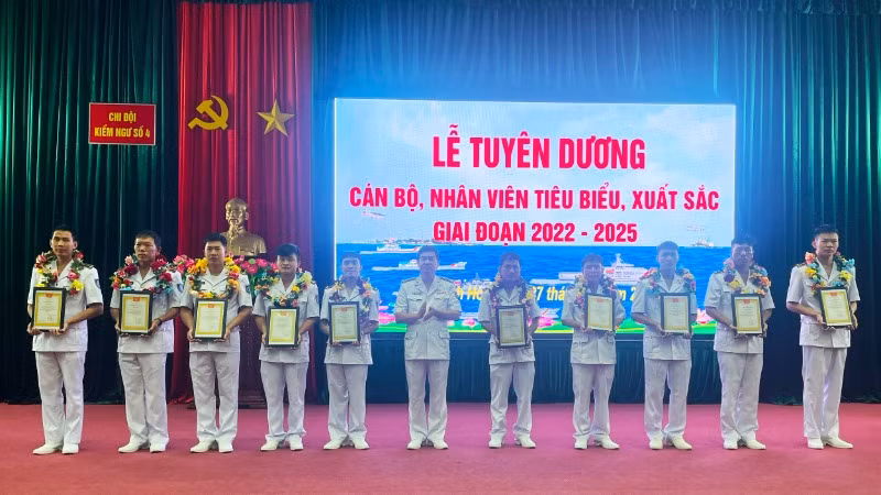 Tuyên dương và trao thưởng cho các cá nhân tiêu biểu, xuất sắc của Chi đội Kiểm ngư số 4.