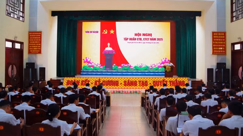 Quang cảnh lớp tập huấn công tác Đảng, công tác chính trị cho cán bộ cấp ủy.