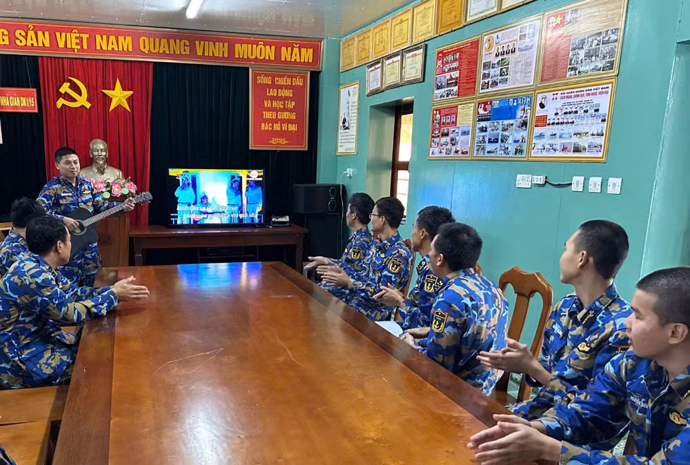 Cán bộ, chiến sĩ Nhà giàn DK1.15 tổ chức các hoạt động văn hóa văn nghệ.