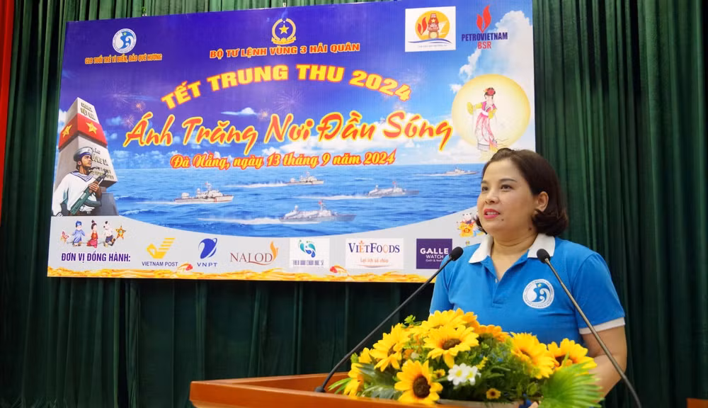 Nghệ sĩ, diễn viên Hồ Liên chủ nhiệm Câu lạc bộ Tuổi trẻ vì biển, đảo quê hương đại diện các nhà tài trợ phát biểu.