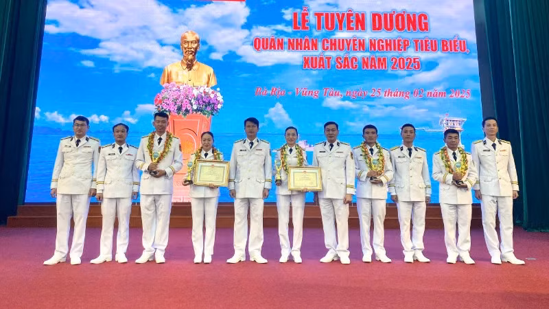 Chín quân nhân chuyên nghiệp được tuyên dương, khen thưởng vì có nhiều đóng góp trong năm 2024.
