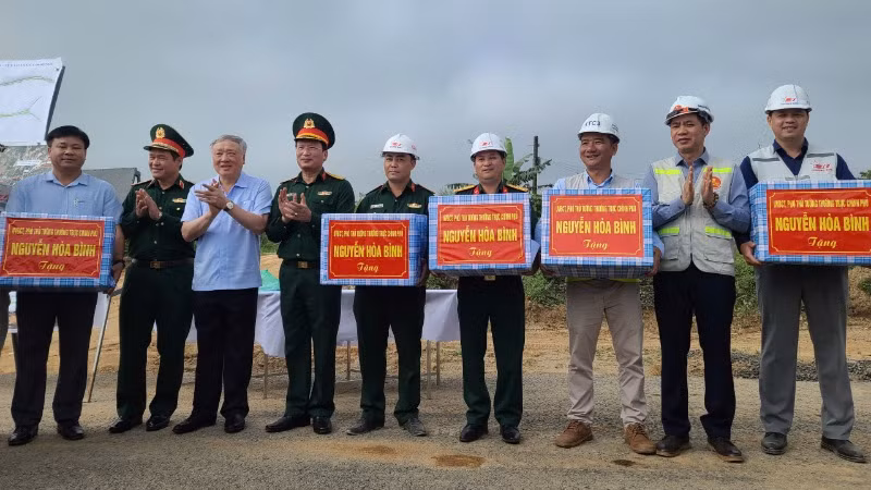 Phó Thủ tướng Thường trực Nguyễn Hòa Bình tặng quà động viên cán bộ, kỹ sư đang thi công dự án cao tốc Hòa Liên-Túy Loan. Phó Thủ tướng Thường trực Nguyễn Hòa Bình tặng quà động viên cán bộ, kỹ sư đang thi công dự án cao tốc Hòa Liên-Túy Loan.
