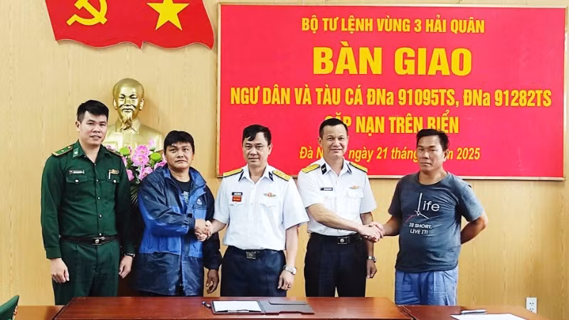 Bàn giao tàu cá và ngư dân cho cơ quan chức năng. Bàn giao tàu cá và ngư dân cho cơ quan chức năng.