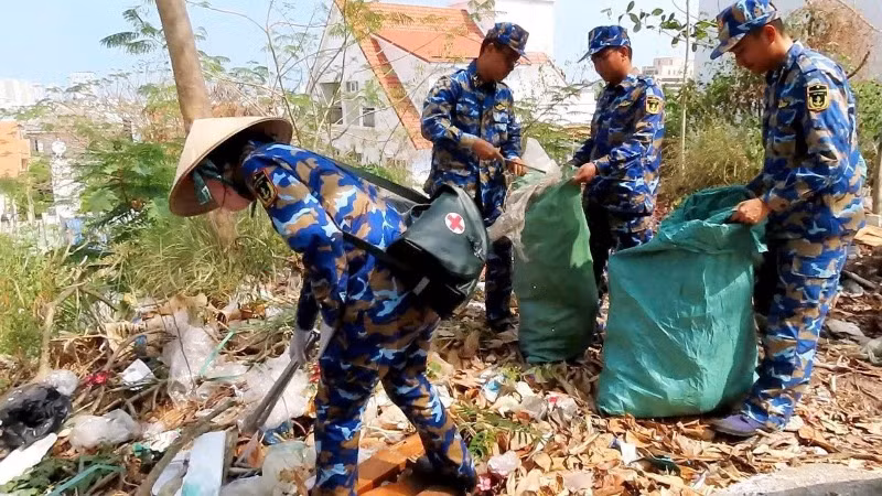 Đoàn cơ sở Trung đoàn 251, Vùng 2 Hải quân phối hợp với đơn vị kết nghĩa vệ sinh môi trường. Đoàn cơ sở Trung đoàn 251, Vùng 2 Hải quân phối hợp với đơn vị kết nghĩa vệ sinh môi trường.