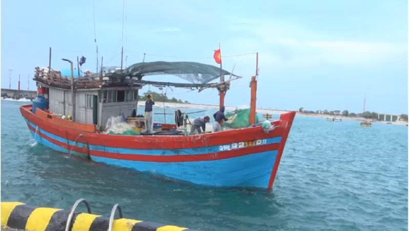 Tàu cá QNg 92180TS cùng 6 ngư dân bị ngộ độc cập cảng Song Tử Tây.