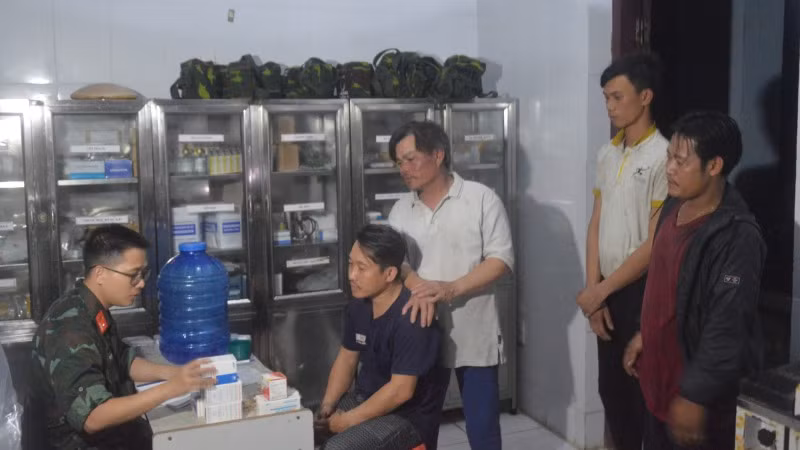 Cấp phát thuốc miễn phí và hướng dẫn 4 ngư dân bị nhiễm độc nhẹ cách theo dõi, điều trị. Cấp phát thuốc miễn phí và hướng dẫn 4 ngư dân bị nhiễm độc nhẹ cách theo dõi, điều trị.