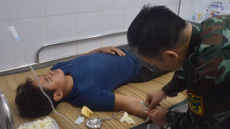 Cấp cứu cho ngư dân bị nhiễm độc nặng Cấp cứu cho ngư dân bị nhiễm độc nặng