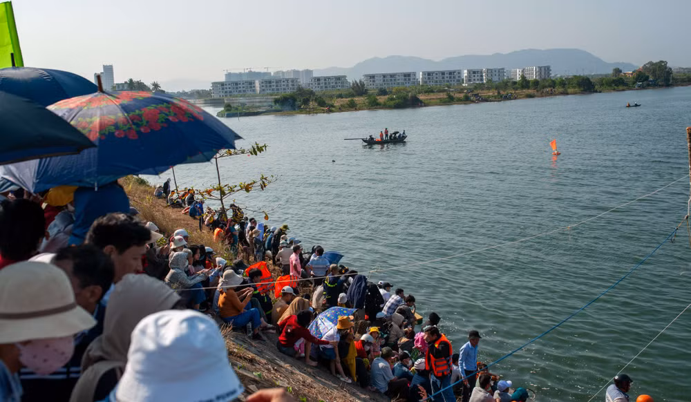 Lễ hội đua thuyền trên sông Cu Đê, Đà Nẵng thu hút đông đảo người dân, du khách thập phương đến xem. Lễ hội đua thuyền trên sông Cu Đê, Đà Nẵng thu hút đông đảo người dân, du khách thập phương đến xem.
